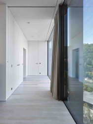 Pohled do interiéru (Vila Sidonius ve Středočeském kraji, Stempel & Tesar architekti)