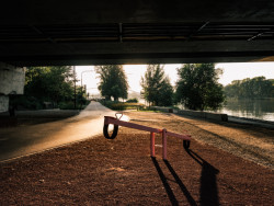 A je tady několik míst pro hraní dětí - třeba tyto houpačky se na slunci nikdy příliš nerozehřejí, kryje je most Barikádníků. (Park U Vody v Praze-Holešovicích, YYYY)