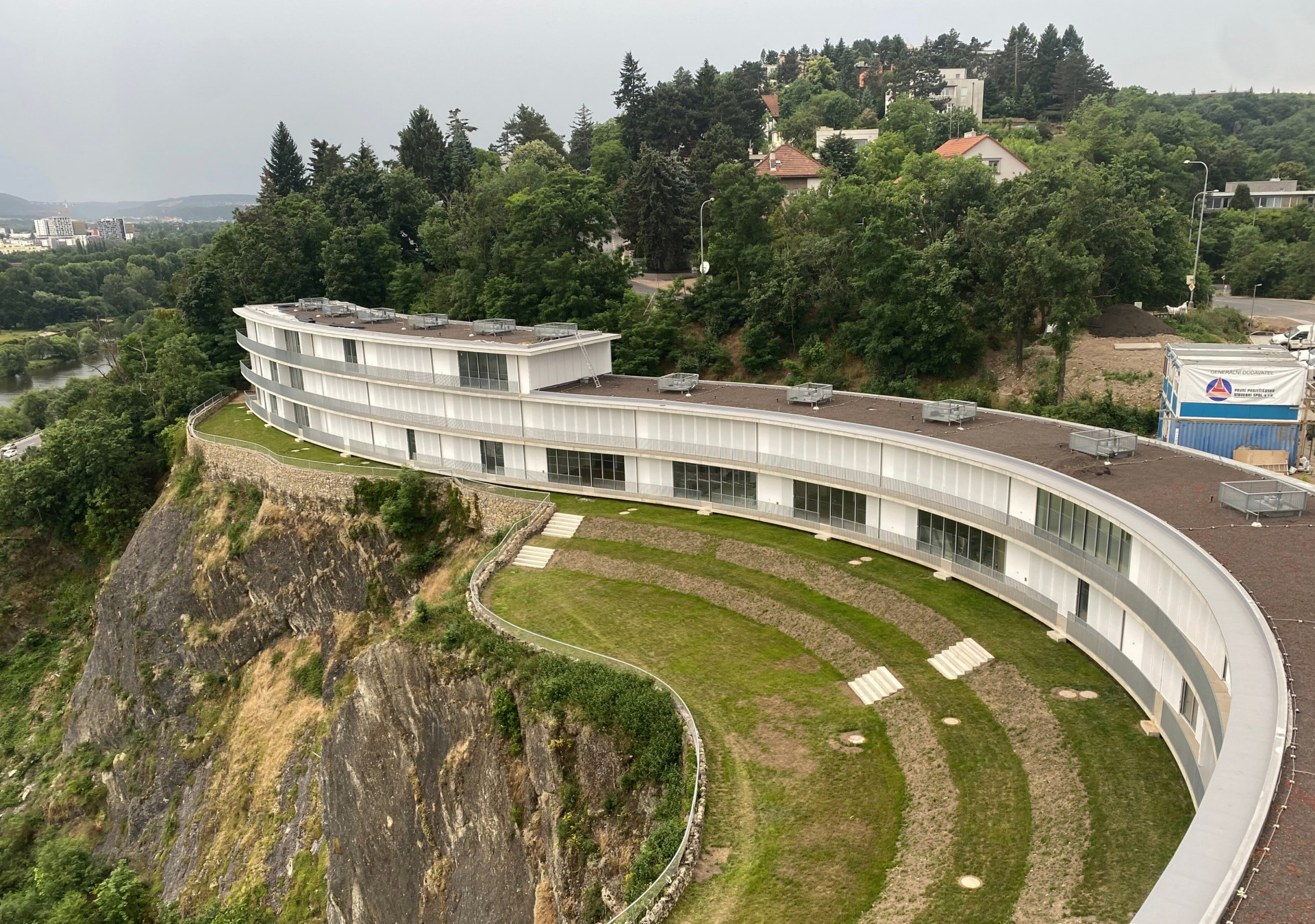 1. Bydlení s trilobity. Tenhle nový komplex pozná asi každý. Dál najdete jen fragmenty staveb a nápovědu. Správné řešení je na konci.