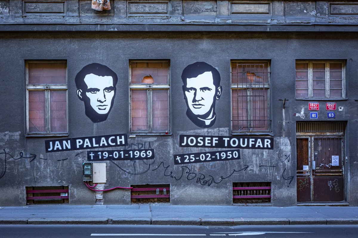 Na Josefa Toufara a Jana Palacha upomínaly graffity od Otakara Duška (z roku 2014)