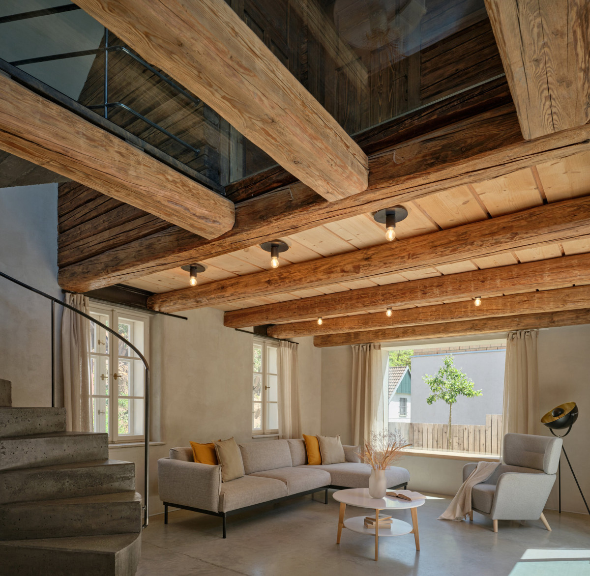 Do štítu je vložené velké posedové okno. (Bukovanský domeček; SENAA architekti)