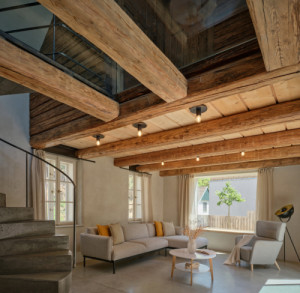 Do štítu je vložené velké posedové okno. (Bukovanský domeček; SENAA architekti)
