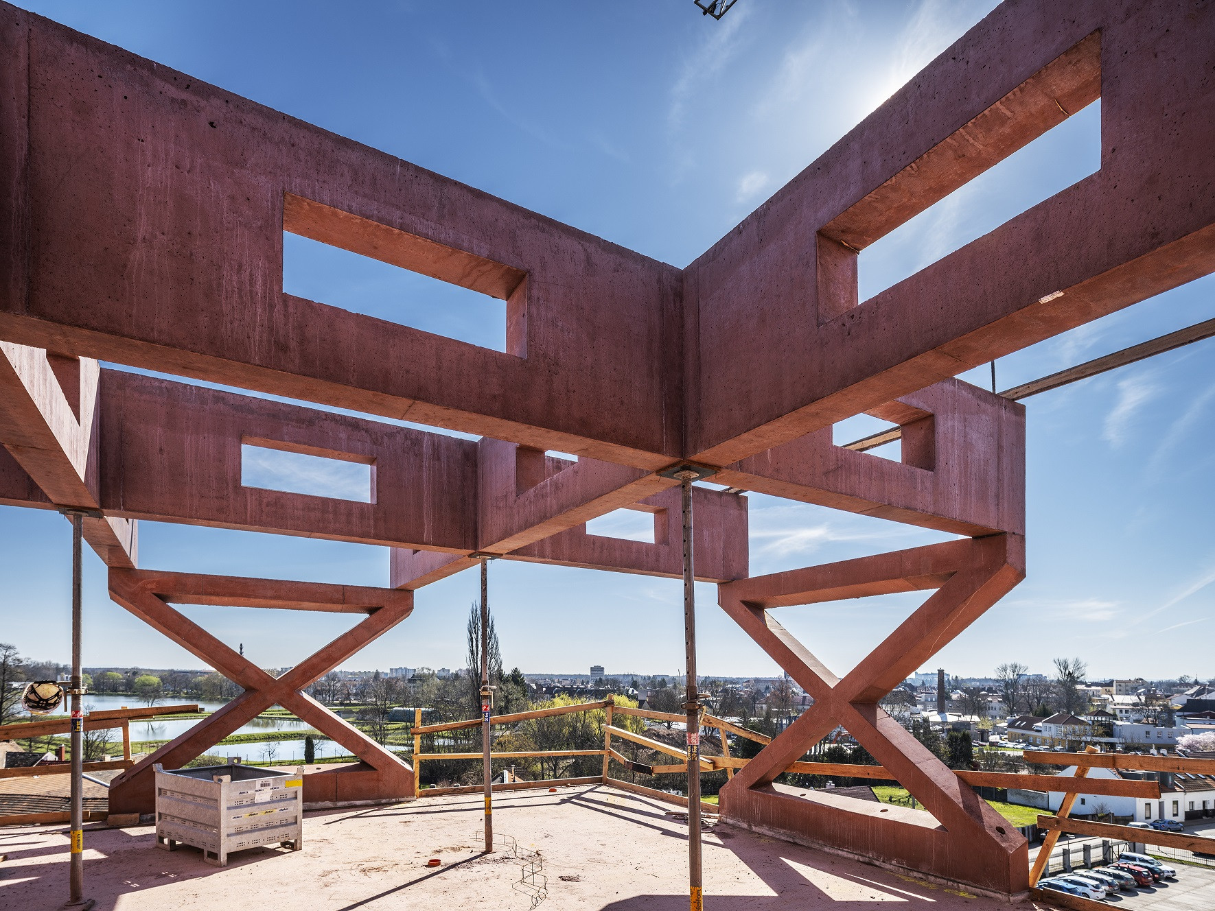 Budova Centrálních polytechnických dílen s Galerií města Pardubic v areálu Winternitzových automatických mlýnů v Pardubicích od ateliéru Šépka architekti