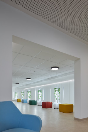 Barevný je například kusový nábytek. (Dětská léčebna se speleoterapií v Ostrově u Macochy; Adam Rujbr Architects)