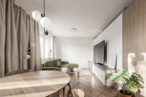 Obytný prostor  s nerezovou TV sestavou (Rekonstrukce bratislavského panelového bytu; Abrama architekti)