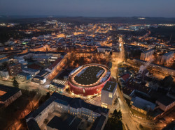 Horácká aréna v Jihlavě, má červenou fasádu a korunu.