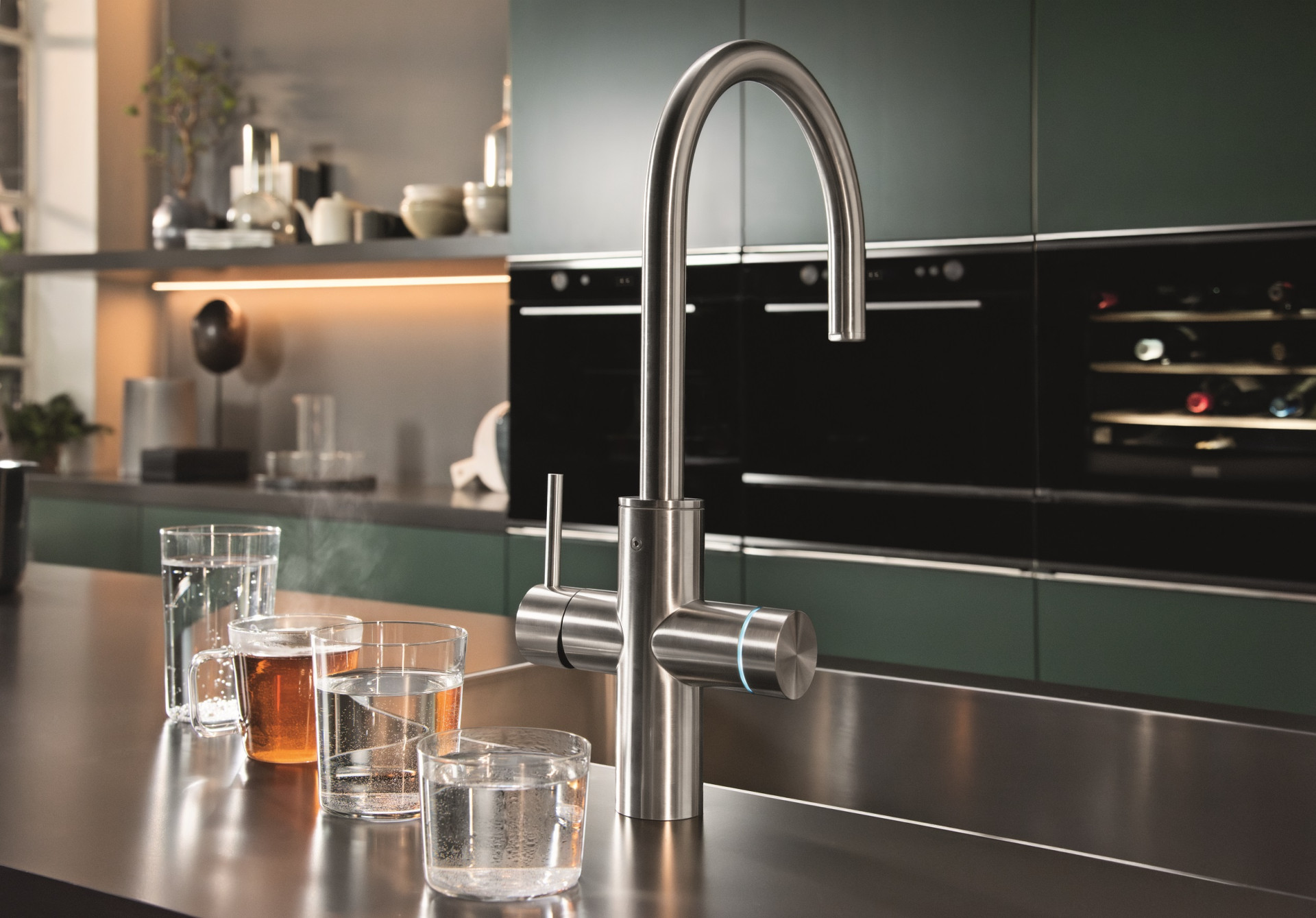 Filtrační baterie Mythos Water Hub All in One od Franke pro filtrovanou vodu horkou, studenou i perlivou.