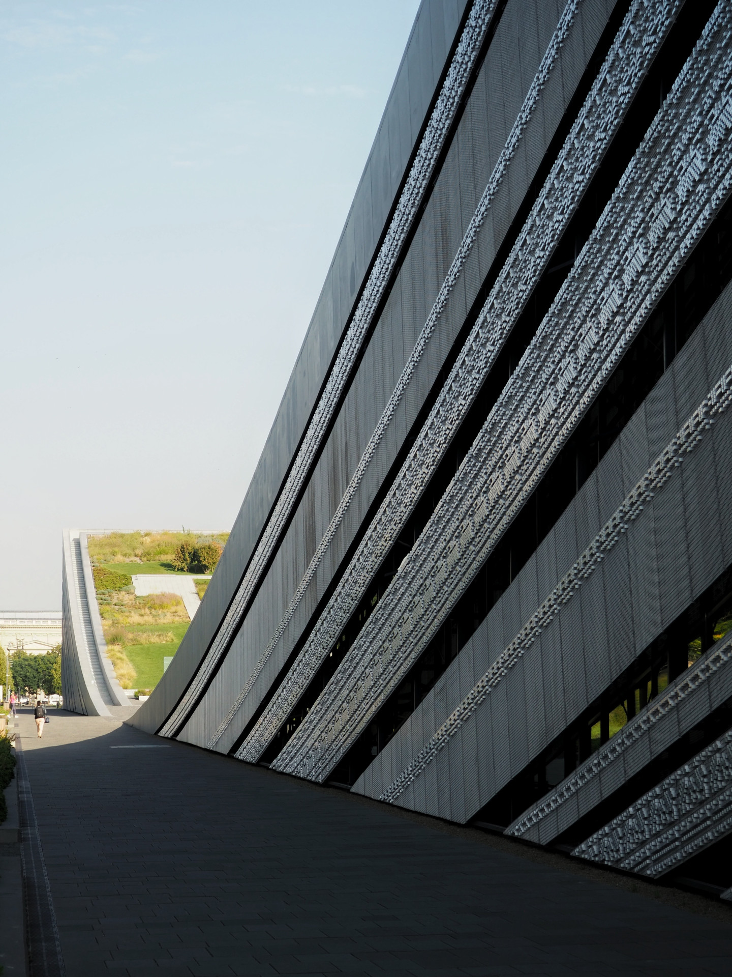 V budově s obkladem, který má připomínat krajku na maďarských lidových krojích, najdeme rozsáhlou etnografickou sbírku o 250 tisíc položkách. Koho to neláká, může zůstat venku a využít pochozí parkovou střechu s výhledem na město.