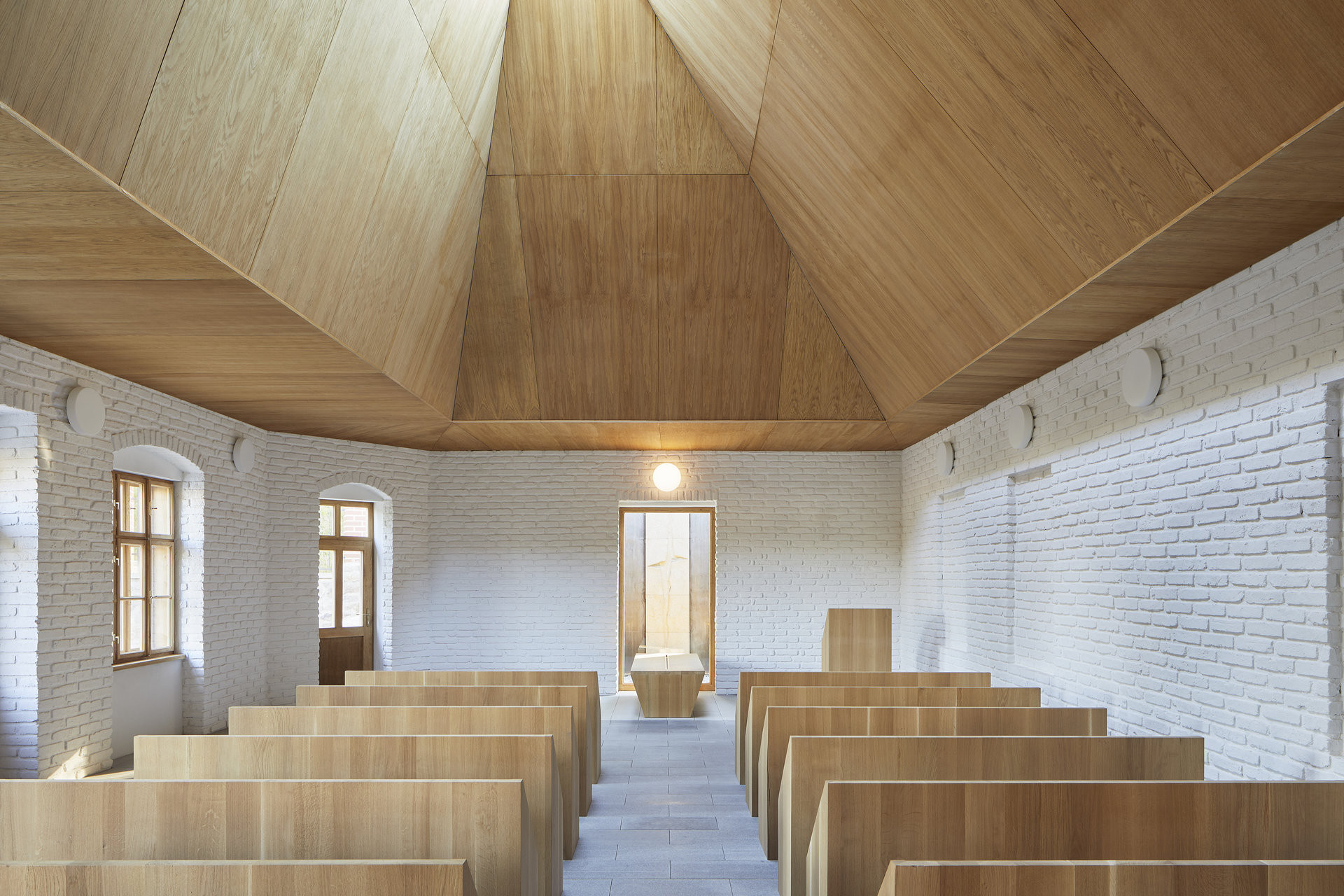 Poslední rozloučení na Šumavě - smuteční síň ve Vimperku jako prostor pokory a klidu (Smuteční síň ve Vimperku, Jakub Vašek)