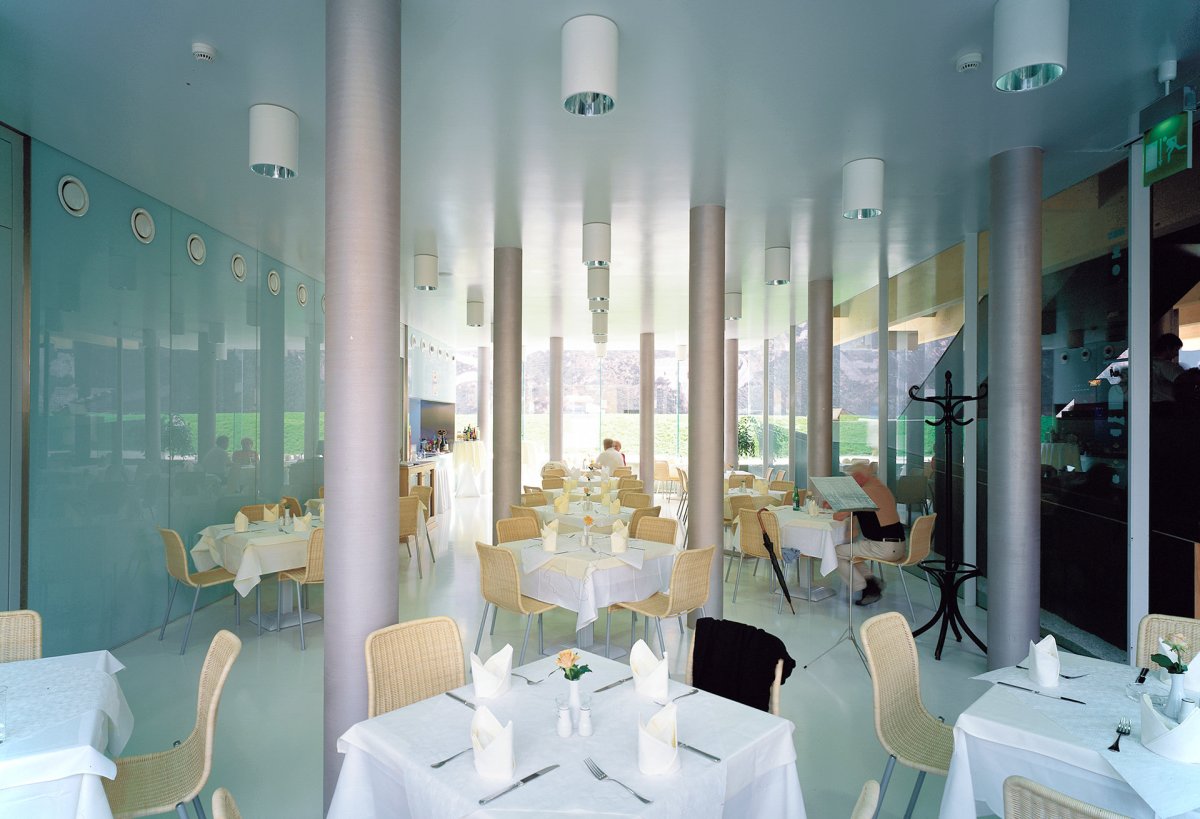 Součástí pavilonu je i česká restaurace (Pavilon České republiky na EXPO 2000; Chalupa architekti a partneři)