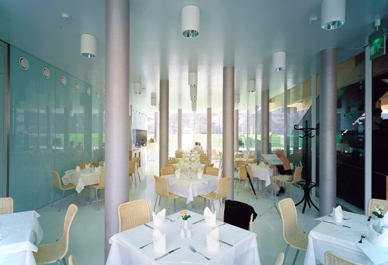 Součástí pavilonu je i česká restaurace (Pavilon České republiky na EXPO 2000; Chalupa architekti a partneři)