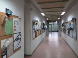 Vystavené návrhy na chodbě školy v Lodži – foto