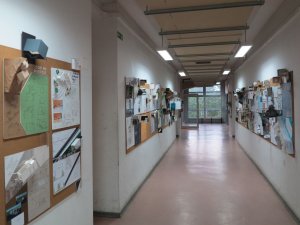 Vystavené návrhy na chodbě školy v Lodži – foto