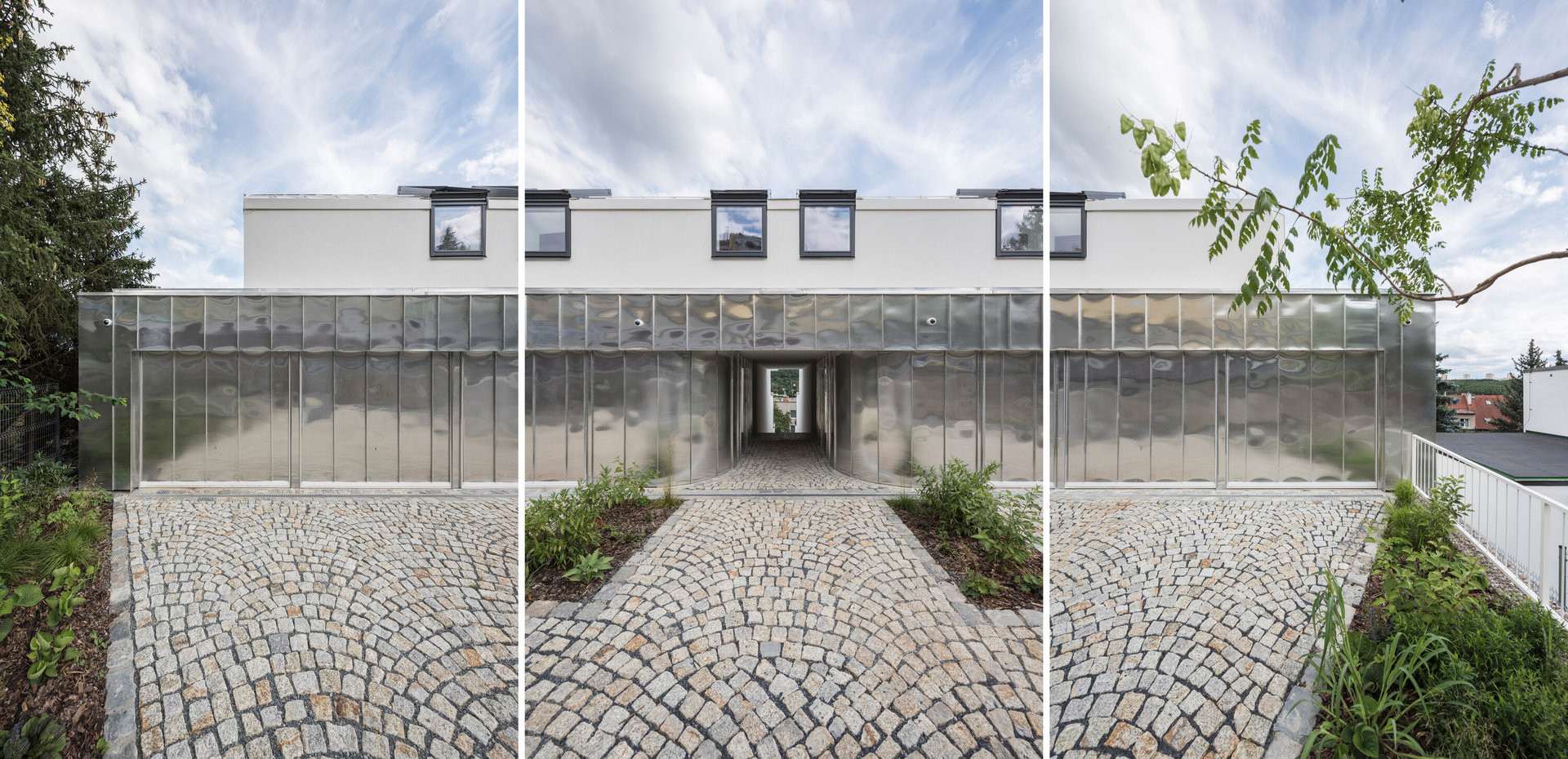 Z ulice vypadá dům jako jednopodlažní. (Terasový dvojdům v Krči, martin cenek architecture)