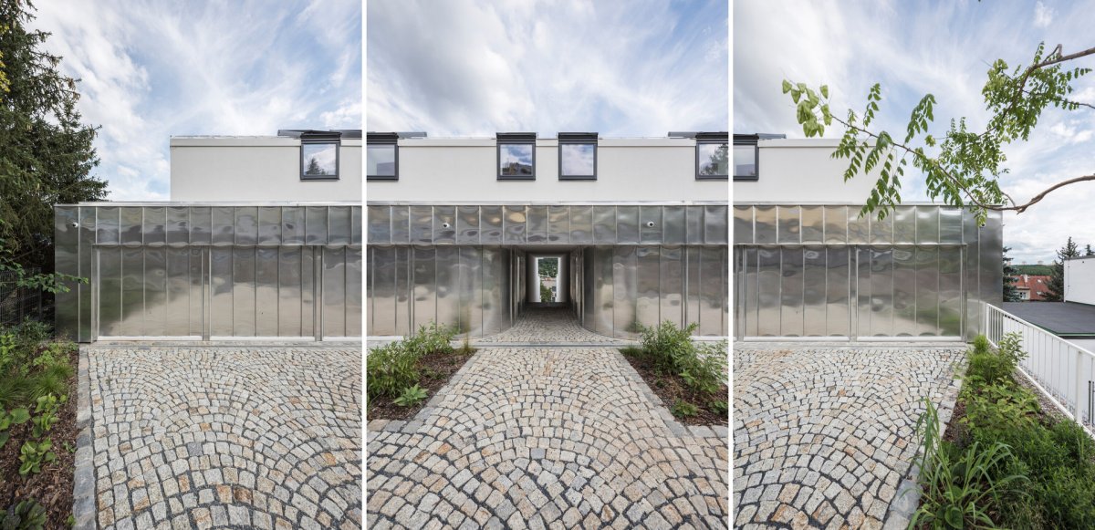 Z ulice vypadá dům jako jednopodlažní. (Terasový dvojdům v Krči, martin cenek architecture)