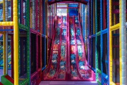 Zatím dominuje pach plastu, z umělé hmoty jsou zvířátka, kuličky i nábytek.