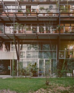 V domě se střídají typologie. V druhém patře jsou balkony i pavlače s přístupem do bytů. (Komunitní bydlení v bývalé industriální zóně; Clauss Kahl Merz Atelier)