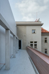 Celá přístavba je opláštěna broušeným teracem.