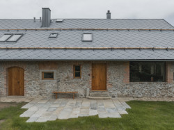 Architekti navrhli celou stavbu očistit, a nechat tak vyniknout její stavební vrstvy. (Rekonstrukce rodinného domu na Šumavě, Archport)