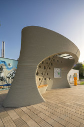 Tvar vygeneroval na základě vstupních podmínek software, architekti ho dále upravovali.