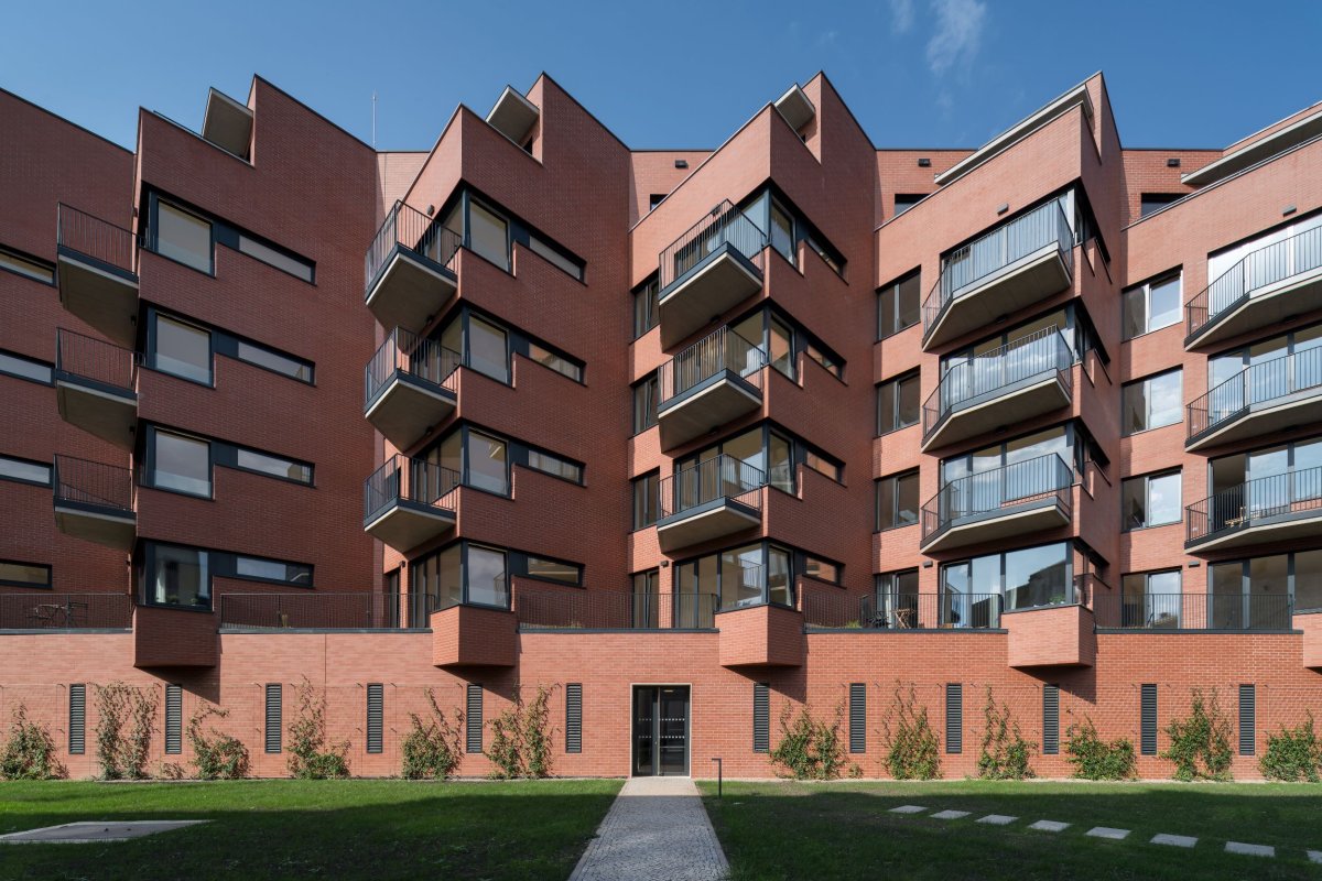 „Hmoty domu jsou výrazně traktovány trojúhelníkovými konzolami s balkony a terasami. Bohatá architektonická forma je zvolena s ohledem na proslunění jednotlivých bytů a kontext historických barokních budov,“ popisují stavbu architekti z Atelieru RAW. (Rezidence Starý pivovar v Brně-Králově Poli, Atelier RAW)