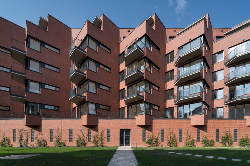 „Hmoty domu jsou výrazně traktovány trojúhelníkovými konzolami s balkony a terasami. Bohatá architektonická forma je zvolena s ohledem na proslunění jednotlivých bytů a kontext historických barokních budov,“ popisují stavbu architekti z Atelieru RAW. (Rezidence Starý pivovar v Brně-Králově Poli, Atelier RAW)