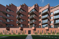 „Hmoty domu jsou výrazně traktovány trojúhelníkovými konzolami s balkony a terasami. Bohatá architektonická forma je zvolena s ohledem na proslunění jednotlivých bytů a kontext historických barokních budov,“ popisují stavbu architekti z Atelieru RAW. (Rezidence Starý pivovar v Brně-Králově Poli, Atelier RAW)