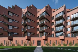 „Hmoty domu jsou výrazně traktovány trojúhelníkovými konzolami s balkony a terasami. Bohatá architektonická forma je zvolena s ohledem na proslunění jednotlivých bytů a kontext historických barokních budov,“ popisují stavbu architekti z Atelieru RAW. (Rezidence Starý pivovar v Brně-Králově Poli, Atelier RAW)