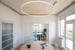 Kanceláře se tak nejvíce používají k jednáním a schůzkám, za kterými sem vedoucí z Moravy jezdí a někdy v prostoru tak i přespávají. - Kanceláře marketingové agentury KHS v Praze, studio COSMO