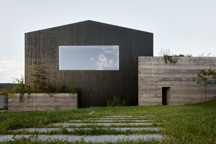 Dříve sklad obilí, nyní sídlo firmy JANOŠÍK OKNA - DVEŘE (Sídlo a showroom Janošík, Jakub Janošík)