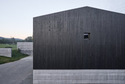 Tohle okénko ve štítu je nejmenší ze všech. (Sídlo a showroom Janošík, Jakub Janošík)