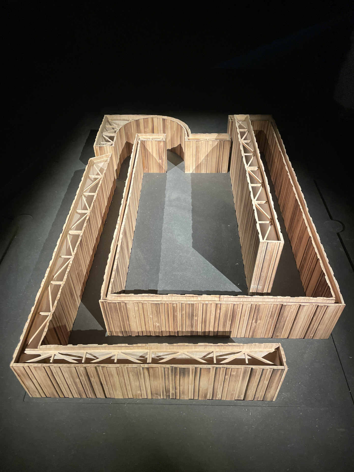 Uzbecký pavilon velmi sugestivní formou labyrintu přináší alegorii vztahu k tradičním materiálům.