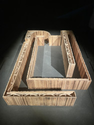 Uzbecký pavilon velmi sugestivní formou labyrintu přináší alegorii vztahu k tradičním materiálům.