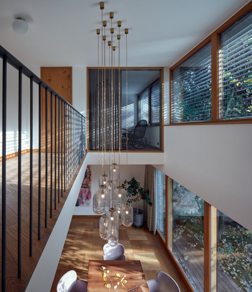 Interiéry vily v Klánovicích, KURZ architects: Výsledek má moderní podobu, jeho vyznění je ale v lecčems honosné.