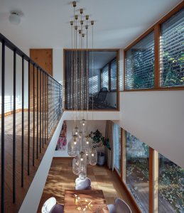 Interiéry vily v Klánovicích, KURZ architects: Výsledek má moderní podobu, jeho vyznění je ale v lecčems honosné.
