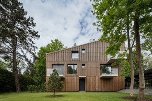 Viladomy v Kamenici, NEW HOW architekti: mezi domy je společné travnaté prostranství