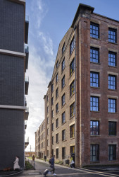 Uvnitř jsou loftové byty.(Projekt Crusader Works: Přádelny v centru Manchesteru přestavěné na bydlení, studio shedkm)