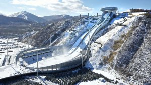 Nejvýraznější částí celého můstku je kruhová platforma ve 40 metrech, kde se nachází restaurace s panoramatickým výhledem. V rámci zimních olympijských her středisko hostilo také závody severské kombinace.