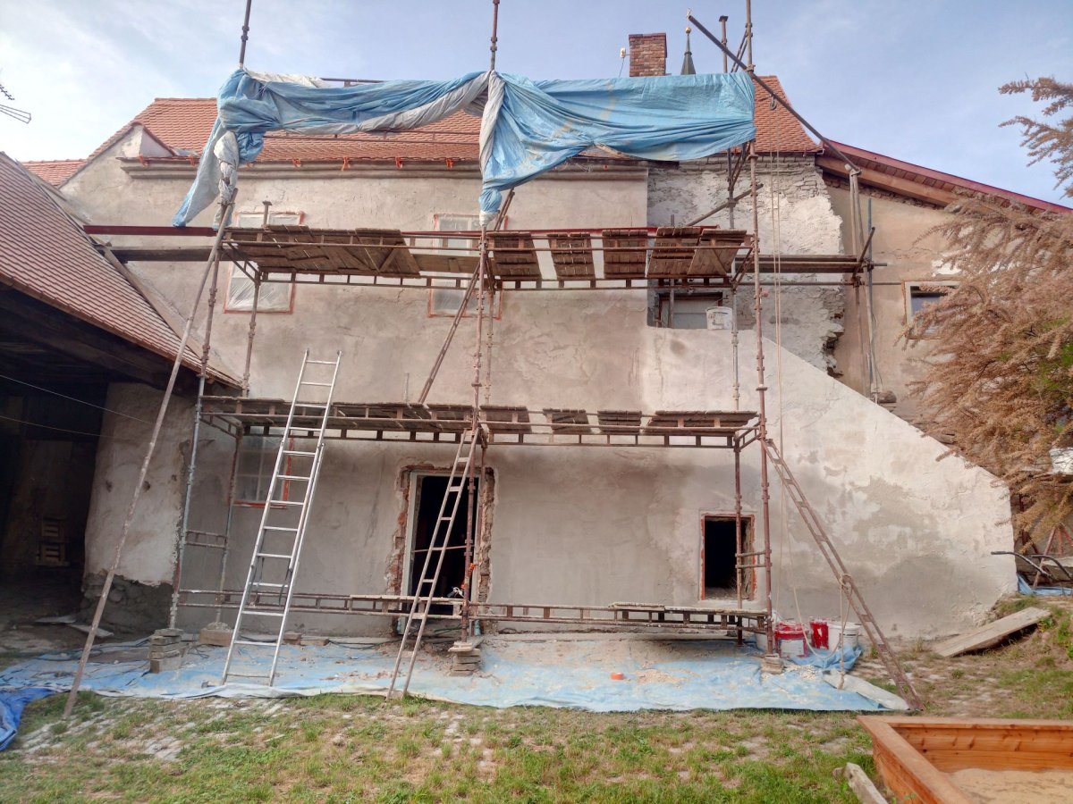 Rekonstrukce historického domu v Šatově, Hlinaři