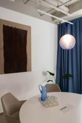 Prvky netradičnosti do jednotlivých místností prostupují skrze detaily. (Kanceláře právnické firmy Rowan Legal, ateliér HRA)