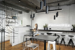 Redesign kaceláří Redbull, přízemí - jídelna, Kunc Architects,