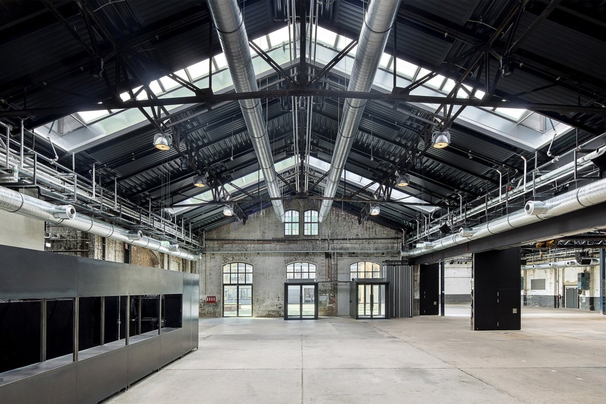 Veškerá technická zařízení architekti vyměnili. Budova díky tomu splňuje aktuální bezpečnostní normy a stavební předpisy. (ATELIER BRÜCKNER, Wagenhallen ve Stuttgartu)