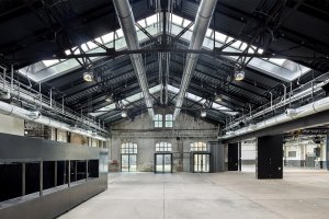 Veškerá technická zařízení architekti vyměnili. Budova díky tomu splňuje aktuální bezpečnostní normy a stavební předpisy. (ATELIER BRÜCKNER, Wagenhallen ve Stuttgartu)