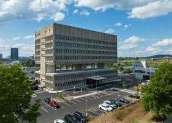 Administrativní brutalistickou budovu v americkém New Haven proměnili architekti ze studia Becker + Becker na luxusní hotel Marcel