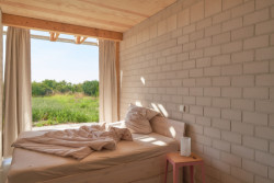 Víkendový dům "Das Glashaus" v Německu, Sigurd Larsen: Díky otevření pokojů a koupelny na terasu vznikl živý otevřený prostor na pomezí interiéru a exteriéru.