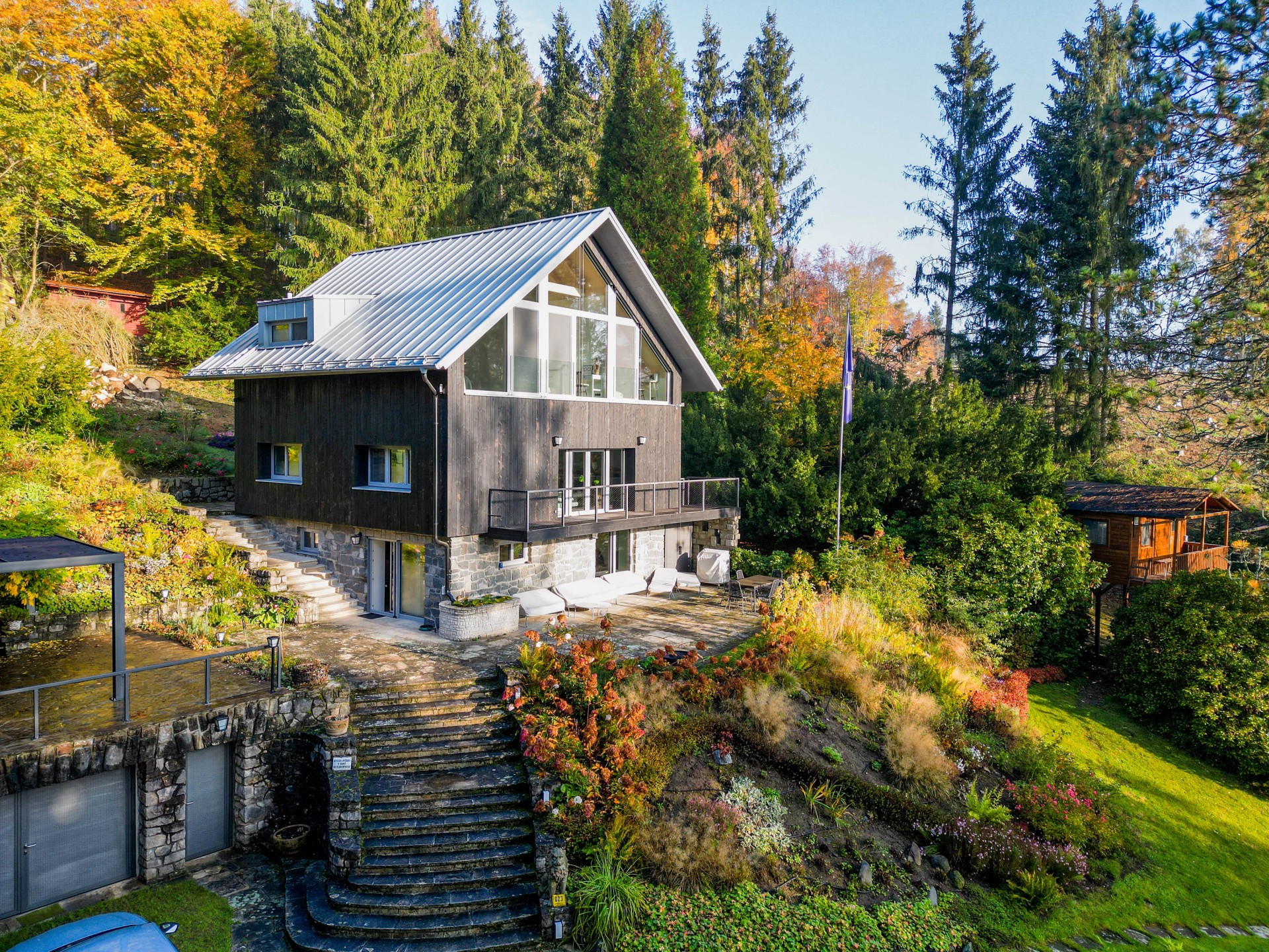 3K Architects zrekonstruovali rekreační chatu na Benešovsku na pozemku s ojedinělým severským rázem