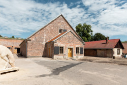 Cihelna v Lotyšsku vyrábí pro společnost Klinker Centrum tradiční fortifikační cihly dodnes. Používají se například při obnově pevnosti Josefov