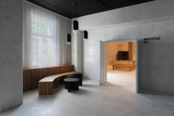 Čekárna před síní také prošla proměnou. (Rekonstrukce obřadní síně na Olšanských hřibitovech; Ateliér Schwestern)