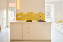 Ozvláštněním jsou také reliéfně pojaté stěny. (Byt pro malířku v Praze-Holešovicích od Plus One Architects)