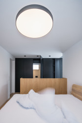 Ložnice  (Přízemní dům s fasádou z opalovaného dřeva; Luni architekti)